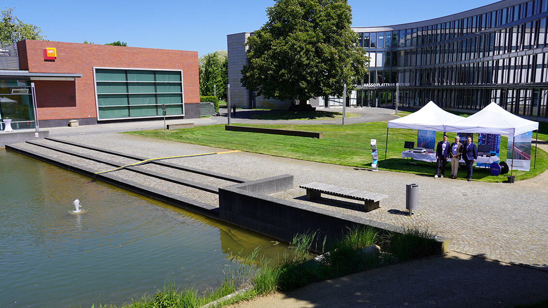 Demonstration von Glasfaserüberwachungslösungen im Außenbereich des Hasso Plattner Instituts bei einer Veranstaltung Demonstration von Glasfaserüberwachungslösungen im Außenbereich des Hasso Plattner Instituts bei einer Veranstaltung