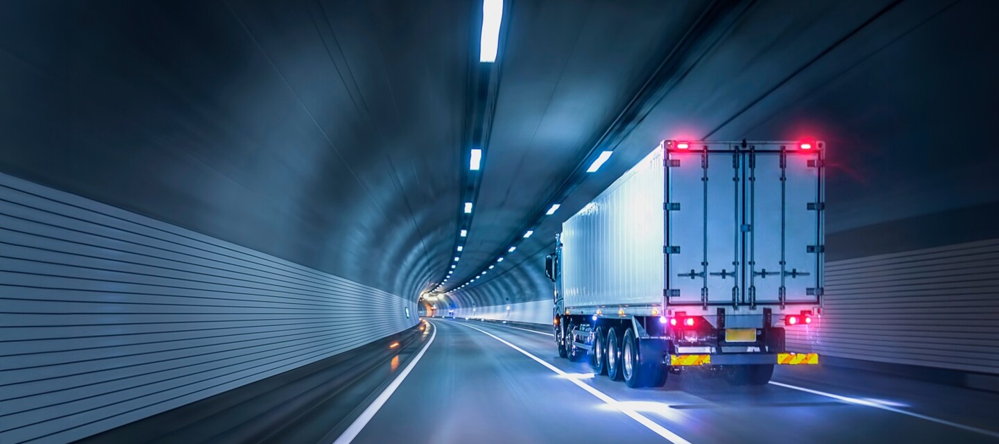 Truck in a tunnel Sicherer Tunnelbetrieb: LKW-Überwachung mit AP Sensing Faseroptik-Sensorik für Brandschutz und Sicherheit