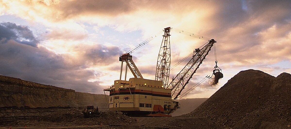 Large mining shovel in an open-pit mine, highlighting the need for critical asset monitoring Large mining shovel in an open-pit mine, highlighting the need for critical asset monitoring