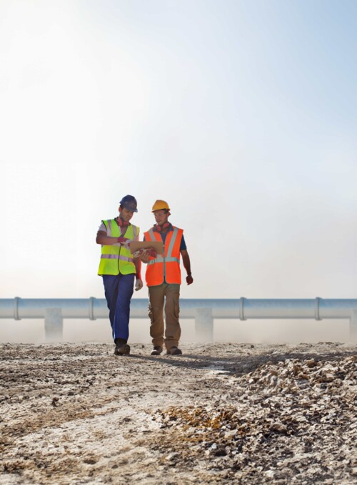 Engineering team in front of a pipeline On-site inspection and monitoring of critical pipeline infrastructure with AP Sensing