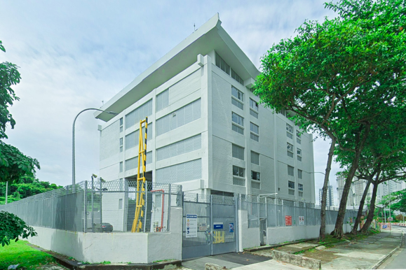 Building facility with fence and gate, suitable for AP Sensing fiber optic sensing solutions for security and asset monitoring Building facility with fence and gate, suitable for AP Sensing fiber optic sensing solutions for security and asset monitoring