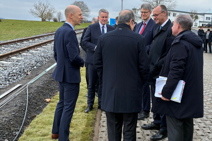 Chancellor Friedrich Merz, Minister Patrick Schnieder and AP Sensing CEO Clemens Pohl discuss the benefits of DFOS. Chancellor Friedrich Merz, Minister Patrick Schnieder and AP Sensing CEO Clemens Pohl discuss the benefits of DFOS