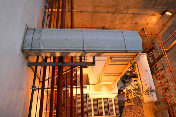 Industrielle Infrastruktur mit Rohrleitungen und Kabeln, optimiert für Glasfaserüberwachung durch AP Sensing Industrielle Infrastruktur mit Rohrleitungen und Kabeln, optimiert für Glasfaserüberwachung durch AP Sensing