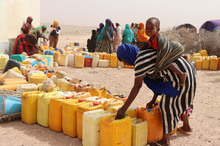 RS92310_Somalia_IDP_camp_drought_water_pump_mother_baby-scr